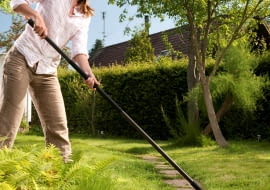 Szczotka do zamiatania chodnika ze skrobakiem do fug