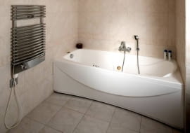 11.09.2005 WARSZAWA DLA MIESIECZNIKA CZTERY KATY LAZIENKA W BUDYNKU GALERIA URSYNOW WANNA KALORYFER MIESZKANIE NOWOCZESNE STYLIZACJA: MARIA SZKOP FOT. LUKASZ ZANDECKI / AGENCJA GAZETA