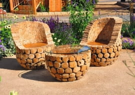 OGROD , KACIK WYPOCZYNKOWY , MEBLE OGRODOWE DREWNIANE FOT. LILIANNA SOKOLOWSKA PUBLIKACJA OGRODY NUMER SPECJALNY 1/2011 - 50 SPOSOBOW NA PIEKNY OGROD - 5 2011 PUBLIKACJA KWIETNIK NR 10 (202) - 10 2011