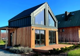 Prefabrykacja to nowoczesna technika budowlana, która gwarantuje nam wysoką jakość stawianych budynków, elastyczność projektową i bardziej zrównoważone podejście do środowiska naturalnego.