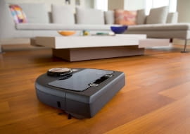 Dzięki obudowie w kształcie litery 'D' i wyjątkowej konstrukcji szczotek, Neato Botvac DC02 Connected dobrze wymiata kurz z narożników, jest też skuteczny w usuwaniu sierści zwierząt. Robot 'widzi' mieszkanie: czujnikiem laserowym skanuje pomieszczenie i tworzy aktualną mapę, zatem wie o przeszkodach, zanim do nich dojedzie. Posiada system filtracji powietrza, co doceniają alergicy. Gdy się rozładuje, wraca do stacji dokującej, a po pobraniu energii kontynuuje pracę, zaczynając sprzątać od tego miejsca, gdzie był ostatnio! Model wyposażony jest moduł Wi-Fi, można nim sterować przez smartfon i programować np. dzień i godzinę odkurzania. 3490 zł, 4robotics.com.pl