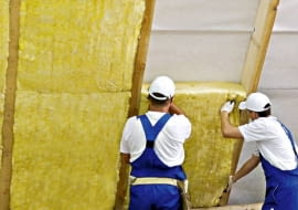 Układanie pierwszej warstwy ocieplenia, gdy wstępnym kryciem jest membrana dachowa. Wełna powinna ciasno przylegać do krokwi, ale nie może wypychać folii