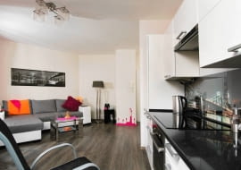 <B> Pani Magdzie udała się rzecz trudna: w niewielkim mieszkaniu jest wszystko, co niezbędne do wygodnego życia, a wnętrze i tak wygląda przestronnie. Zdaniem gospodyni, które podzielamy, to zasługa neutralnej kolorystyki i funkcjonalnego wyposażenia. </B><BR /> MIESZKANIE. Biel, czerń i szarości ? właścicielka uważa, że te stonowane, uniwersalne kolory są idealnym tłem kolorowych dodatków, które lubi zmieniać w zależności od nastroju, okazji i pory roku. Teraz we wnętrzu wiodą prym amarantowe i pomarańczowe odcienie.