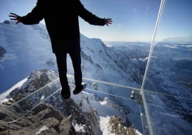 Szklana platforma widokowa 'Le Pas dans le Vide', czyli 'Krok w otchłań' we francuskich Alpach.
