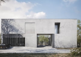 Dom jednorodzinny utrzymany w stylistyce brutalizmu pod Warszawą