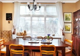 Opuszczone odgradzają nas od zewnętrznego świata. Podciągnięte układają się w równe fałdy. Zależnie od tkaniny, z jakiej są uszyte, rolety rzymskie bywają bardzo dekoracyjne albo całkiem neutralne. Mogą być jedyną dekoracją okna lub wisieć wraz z upiętymi po bokach zasłonami. <BR />OZDOBNE ROLETY - Z POMPONIKAMI. Duże, potrójne okno, a za nim ogródek piękny o każdej porze roku. Taki malowniczy widok potrzebuje równie efektownej oprawy. Są nią trzy rolety rzymskie i zasłony, ozdobione na górze baskinką przyszytą nad tunelem, w który wsuwa się drążek karnisza.