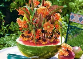 29.07.2010 WARSZAWA SESJA BUKIETY OWOCOWO KOMPOZYCJE EWA SKUTNIK I JULITA RABIZA SWIDER DLA CZASOPISMA BUKIETY FOT. ARKADIUSZ SCICHOCKI / AGENCJA GAZETA SLOWA KLUCZOWE: ROSLINA KWIAT FLORYSTYKA KOMPOZYCJA DEKORACJA