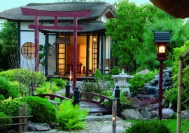 Pawilon herbaciany z łagodnym światłem lampionów to najważniejszy akcent ogrodu.