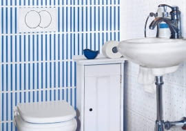 Gdy w łazience nie mieści się standardowa szafka dostępna w sklepie, trzeba wykonać ją na wymiar. Namawiamy, aby zrobić to samodzielnie.