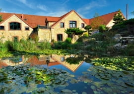 IMPONUJĄCO ROZBUDOWANE z budynki nie przypominają już w niczym byłego folwarku.