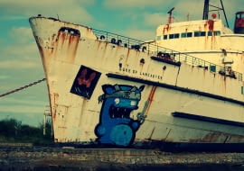 Wrak Duke of Lancaster jest znacznie ciekawszym tłem dla twórców street artu niż boczne uliczki wielkich miast i hale garażowe.