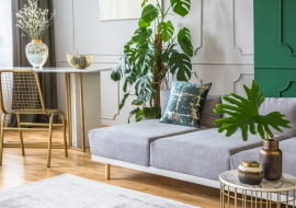 Mały salon w bloku ze stołem