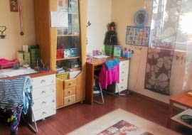 <B>Dziewięcioletnia Asia i sześcioletnia Gabrysia doszły do wniosku, że ich pokój powinien wyglądać doroślej. Rodzice zgodzili się na metamorfozę, jednak określili granicę kosztów. Dzięki pomysłom stylistek udało się spełnić oczekiwania dziewczynek, nie przekraczając skromnego budżetu - 1200 zł.</B> <BR />PRZED ZMIANĄ.Dość przestronny pokój był wygodnie urządzony. Jednak mieszkające w nim siostry marzyły o nowych meblach i mniej dziecinnym wystroju.