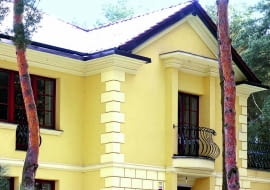 Na zwykłej elewacji często wprowadza się dodatkowe podziały architektoniczne lub stosuje się detale dekoracyjne