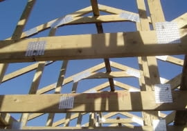 drewniana więźba dachu,drewniana konstrukcja dachu,złącza ciesielskie,łączniki do drewna,więźba dachowa