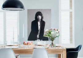 Prosty stół dębowy (Farma Kolonialna), w roli dekoracji na ścianie zdjęcie aktorki