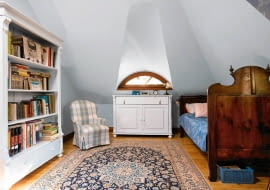 Pewnego dnia 19-letnia Zuzanna uznała, że wystrój jej pokoju powinien tak jak ona stać się bardziej dorosły. Wprawdzie rodzice nie przewidzieli w budżecie wydatku na metamorfozę tego pomieszczenia, jednak dzięki naszej stylistce udało się tanio zmienić pokój dziewczynki w sypialnię młodej kobiety. <BR /> Najtrudniejszym zadaniem dla stylistki było dobranie tapety do dywanu i lambrekinu, które zostały z poprzedniej aranżacji. Stare łóżko zyskało nieoczekiwane towarzystwo z epoki - ze strychu zniesiono obszerną szafę i biurko. Na jednej ze ścian (niewidocznej na zdjęciach) zawieszono oprawione w ramki sztychy z portretami eleganckich kobiet z dawnych czasów. <BR /> METAMORFOZA SYPIALNI. Skośny sufit i ściany niepokryte tapetą pomalowano na odcień mocno rozbielonego błękitu. Współczesny stylizowany regał i komódka pod oknem, pozostałe ze starego wystroju, wpisały się w nową aranżację wnętrza. <BR /> KOSZT 681 zł.