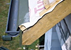 Przykład źle ułożonej obróbki blacharskiej nad rynną (na folii)