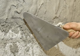 Tynki układane na mokro długo schną, więc z ich wykończeniem trzeba poczekać.