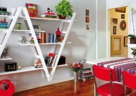 Półki z drabin to wnętrzarski hit. Aby uzyskać ciekawy efekt, powieś je do góry nogami.