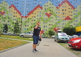 Nasz wzrok przyciągnął krakowski Prokocim. Przyciągnął, bo nie może go nie przyciągać. Przyciąga za każdym razem, kiedy się koło niego przejeżdża. Przyciąga tak bardzo, że aż razi.