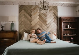 Sypialnia w wiejskim domu Edyty i Cezarego Pazurów