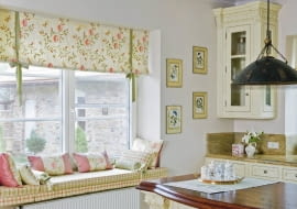 <B>Chcesz szybko i w miarę tanio odmienić wygląd wnętrza? Spraw nowe zasłony. One są niezastąpione w tworzeniu klimatu wnętrza, zwłaszcza jeśli będą im towarzyszyć utrzymane w tym samym stylu inne tkaniny dekoracyjne.</B> <BR />Zwijane od dołu rolety z haftowanego jedwabiu zawieszono na tzw. szynach rzepowych przymocowanych nad framugą. Zdobiące tkaninę wzory roślinne wzmacniają rustykalny charakter kuchni; kwiatowe motywy widać także na poduszkach, oprawionych obrazkach i niektórych naczyniach.