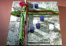 3, BRZOZA Płaty kory brzozowej przyklejonodo styropianu. Rośliny: goździki,liście aspidistry oraz czerwonei czarne trzcinki przymocowanodo podkładu haftkami z drutu.Zarówno kwiaty, jak i liściemają woskowane końce.