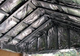 Folia antyrefleksyjna ułożona na dachu