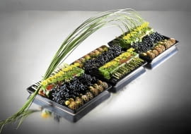 19.11.2009 WARSZAWA , SESJA BUKIETY , JESIEN 2010 , DZIEN WSZYSTKICH SWIETYCH - DEKORACJA , KOMPOZYCJA Z LISCI MAHONII , LIGUSTRU Z OWOCAMI , KRASPEDII , DRIAKWI DLA CZASOPISMA BUKIETY ARANZACJA MARTA KUSPIT FOT. ARKADIUSZ SCICHOCKI / AGENCJA GAZETA PUBLIKACJA BUKIETY NR 3 (50) - JESIEN 2010 SLOWA KLUCZOWE: ROSLINA KWIAT FLORYSTYKA KOMPOZYCJA DEKORACJA SWIETO ZMARLYCH ZDJĘCIE DO WKŁADKI: PUBLIKACJA BUKIETY NR 3 (50) - CZASOPISMA