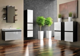 Producenci mebli łazienkowych i luster oferują modele z fabrycznie zainstalowanym źródłem światła. Takie sprzęty są nie tylko bardzo funkcjonalne, ale też dekoracyjne. Szczególnie efektownie wyglądają podświetlane tafle lustra. <BR /> SZAFKI ŁAZIENKOWE: CITY, szafka z lustrem i półkami, szer. 70 cm, wys. 84 cm, żarówki 2 x 40 W, 526 zł, Devo