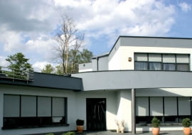 Zabezpieczenia okien w domu jednorodzinnym warto dostosować do stopnia zagrożenia włamaniem