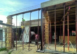 Słupy, których zadaniem jest wzmocnienie przegrody, najczęściej mają przekrój kwadratowy lub prostokątny. Tam, gdzie mają być wyeksponowane jako podpory, projektuje się również słupy okrągłe, sześciokątne lub o innym nietypowym kształcie