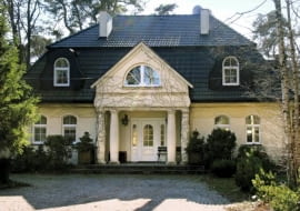 Choć lukarny są trudniejsze do wykonania niż montaż okien dachowych, dodają budynkom urody, zwłaszcza tym nawiązującym do tradycji dworkowej