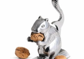 <B> Im dalej w las, tym więcej... pomysłów. Najwyraźniej do tego wniosku doszli projektanci, proponując mnóstwo przedmiotów do domu o kształtach nawiązujących do leśnego świata. Zobaczcie zresztą sami. </B><BR /> AKCESORIA. Dziadek do orzechów, materiał: metal, cena: 65 zł, D2