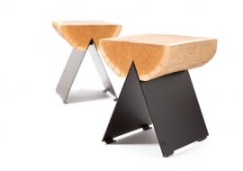 STOŁEK 1/2 to połowa dębowego pnia osadzona na podstawie z ocynkowanej stali. Siedzisko o unikatowym charakterze zostało zabezpieczone olejem. Dzięki temu nadaje się zarówno do salonu, jak i na zewnątrz, 680 zł, Vitamina D/polishdesignnow.com