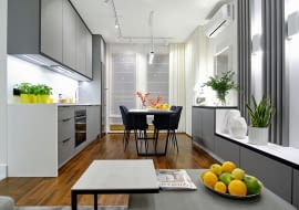 Aranżacja wąskiego salonu z aneksem kuchennym