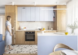 W mieszkaniu zaaranżowanym w błękitach, jasnych brązach, beżach i bieli panuje odprężająca atmosfera. Wyróżniającym się uzupełnieniem niebieskich tonacji jest ich najciemniejsza odmiana – granat.