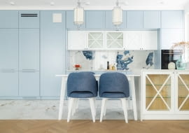 Mieszkanie w błękitach – eleganckie wnętrza dla dwóch sióstr