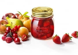 Może konfitury z ładnego, oryginalnego słoika nie smakują lepiej niż ze zwykłego. Może nie wygląd jest najważniejszy. Faktem jest jednak, że nawet tak zwyczajna rzecz jak słoik może stać się ozdobą kuchni lub doskonałym pomysłem na prezent. Jeśli w sklepach nie znajdziemy takiego, który nas zadowoli, ozdóbmy słoiczek sami. I usmażmy konfitury. Satysfakcja z dzieła - bezcenne. <BR /> Naczynia kuchenne. Słój z nakrętką, poj. 150 ml, 5,90 zł, pieknowdomu.pl