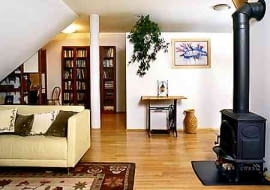 Ściana na prawo od kolumny (elementu konstrukcyjnego poddasza) oddziela część "publiczną" mieszkania od prywatnej. Przerobiona na stolik maszyna do szycia służyła kiedyś babci pana domu