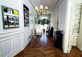 Paryski showroom Rue Monsieur Paris urządzony w typowym dla stolicy Francji haussmanowskim apartamencie. Współczesne meble marki doskonale wpisują się w panujący tu klimat.