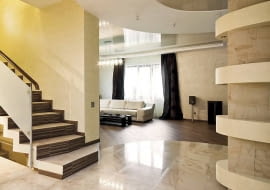 Aby wygodnie i bezpiecznie poruszać się po dużym holu i salonie, warto zamontować przełączniki schodowe i krzyżowe