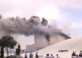 Nowy budynek Centrum Heydara Aliyeva projektu Zahy Hadid w Baku stanął w poniedziałek w płomieniach