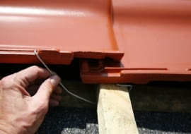 Klamrowanie dachówek ceramicznych,dachówka ceramiczne, krycie dachu