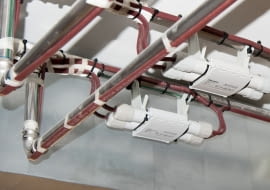 Które instalacje w budynku warto ogrzewać za pomocą elektrycznych przewodów grzejnych?