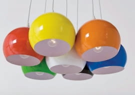 To już wyraźny trend w projektowaniu lamp: od sufitu zwiesza się kilka sznurków zakończonych mniejszymi bądź większymi kulkami-kloszami. Najwięcej jest białych, ale znajdziemy też srebrzyste i bajecznie kolorowe. <BR > Oświetlenie. Kolorowe kule rozweselą każde wnętrze. Lampa Calotta Colore 7, cena 449 zł; projekt Kare Design; 9ninedesign.pl