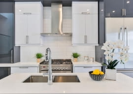 Pochłaniacz kuchenny – czym różni się od wyciągu?