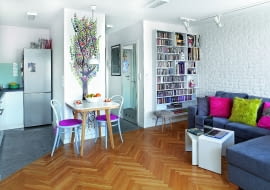 NA KOLEKCJĘ. Pani domu, związana przez lata z przemysłem fonograficznym, zgromadziła imponujący zbiór nagrań rocka, popu i jazzu. Trzyma je na specjalnie zaprojektowanym regale przy kanapie - płytsze półki są przeznaczone na CD, głębsze na longplaye. Stołek, służący jako siedzisko i schodek biblioteczny, to odnowione znalezisko ze śmietnika.