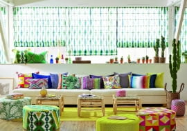 Każda jest inna, a wszystkie do siebie pasują. Barwne, wzorzyste pufy i poduszki budują klimat wnętrza. www.pierrefrey.com